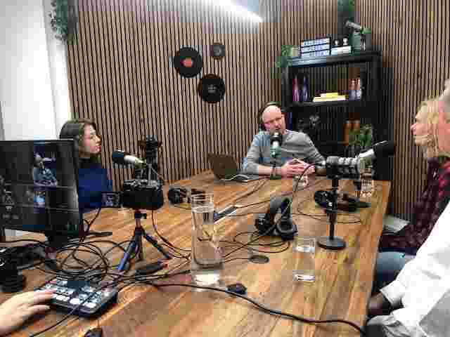 https://static.libsyn.com/p/assets/b/4/6/a/b46a0c65e0473503d959afa2a1bf1c87/Podcastopname.jpg