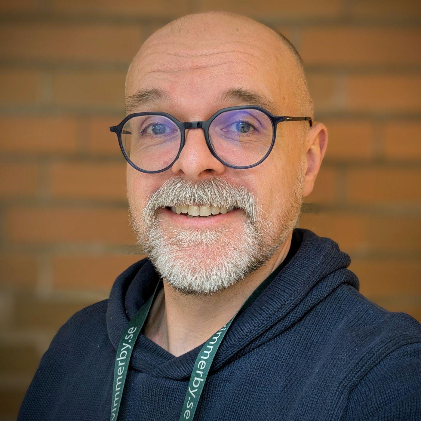 https://assets.pod.space/system/episodes/images/16f/a8e/1b-/large/Bertram-poddbild.jpg