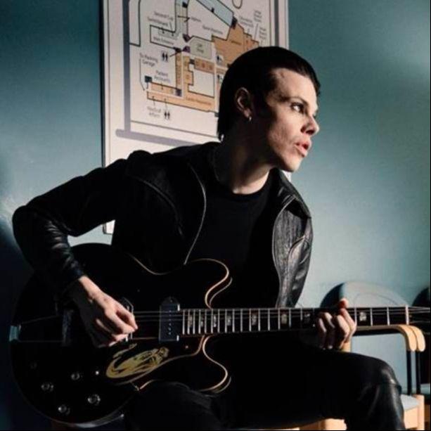 https://img2.rtve.es/imagenes/yungblud-muneca-rusa-zetra-05-06-25/01749147606059.jpg